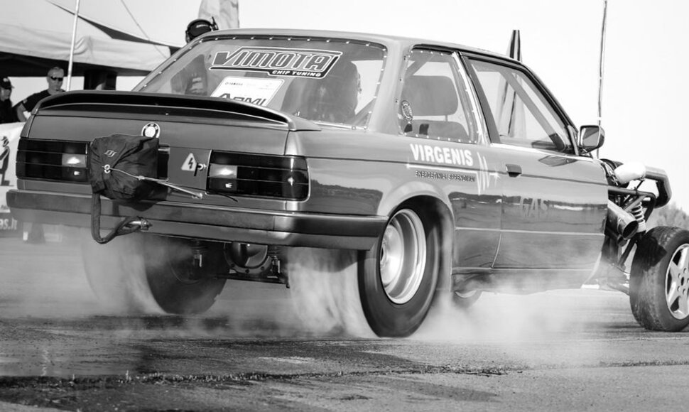 Automobilių traukos lenktynės Kazlų Rūdos aerodrome