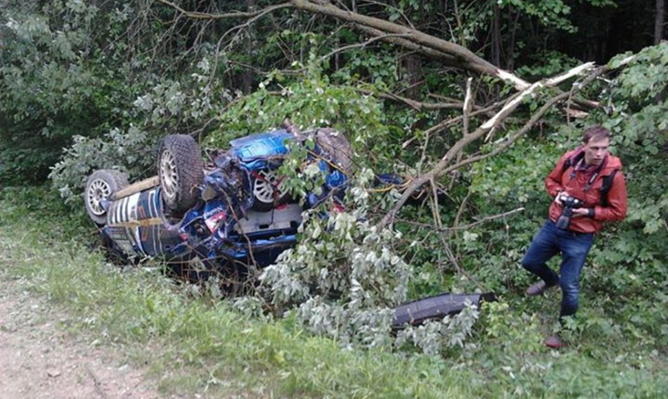 Vaidoto Žalos ir Dainiaus Aleknos ralio bolidas po avarijos