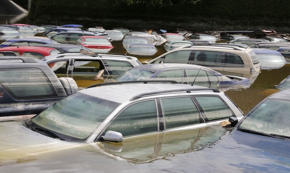 Degendorfe, rytinėje Bavarijoje paskendę automobiliai 