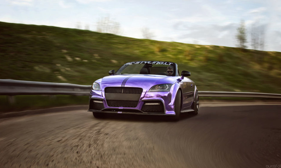 Purpurine chromo plėvele dengtas „Audi TT“ kabrioletas 