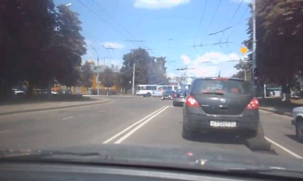 Prie automobilio padangos prilipęs asfalto sluoksnis