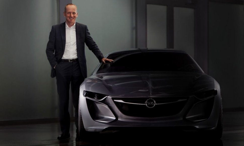 „Opel“ generalinis direktorius Dr. Karlas Thomas Neumannas šalia „Monza“ koncepto
