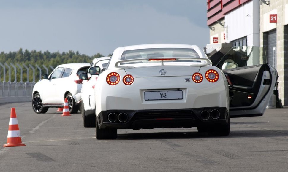 2013 m. „Nissan GT-R“ ir kompanija 