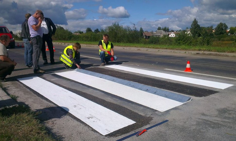 Pėsčiųjų perėja su šviesą atspindinčiomis juostomis 