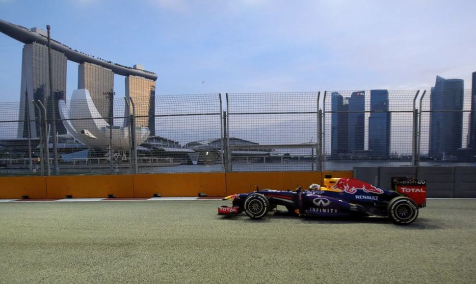 Sebastienas Vettelis treniruočių Singapūro trasoje metu 