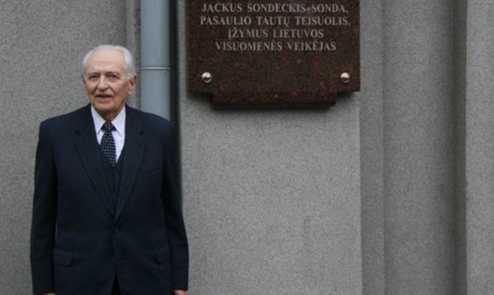 Profesorius S.Sondeckis atidengė Šiaulių miesto burmistro J.Sondeckio-Sondos 120-osioms gimimo metinėms skirtą atminimo lentą.
