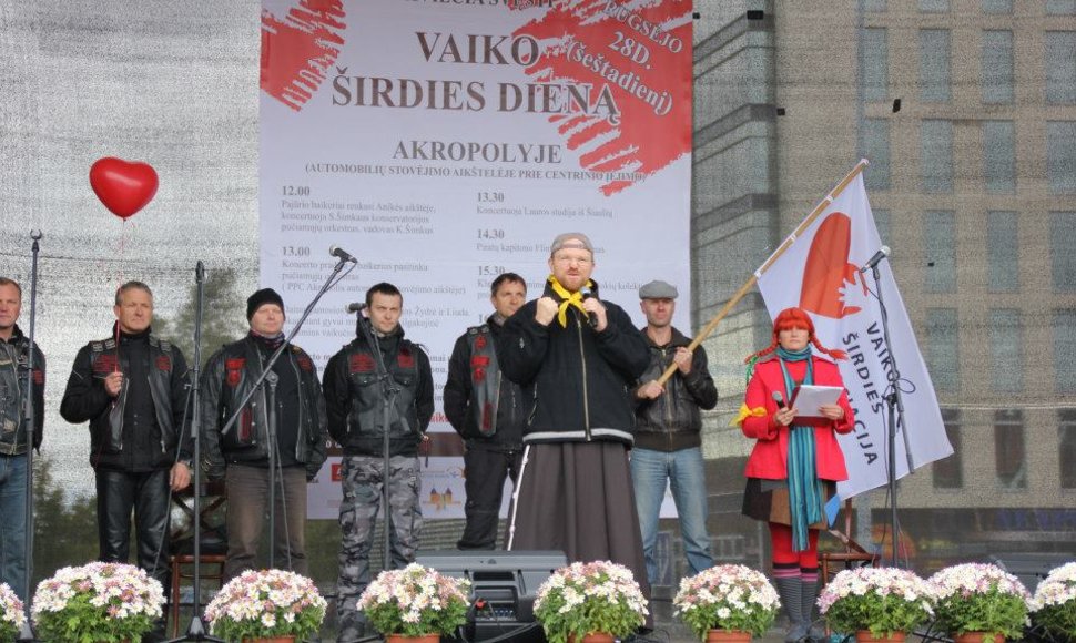 vienuolis pranciškonas br. Paulius sveikino su Vaiko širdies diena. Nuotr. V.Budraitienės