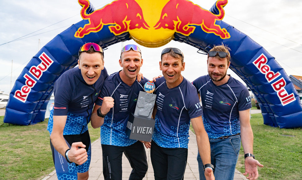 Pirmasis „Red Bull 211“ priartėjo prie pabaigos – paaiškėjo komandinės estafetės laimėtojai. Nuotraukos: Mantas Repečka, Evelina Sabaliauskaitė, Lukas Grušeckas, Rokas Lukoševičius, Saulius Čirba