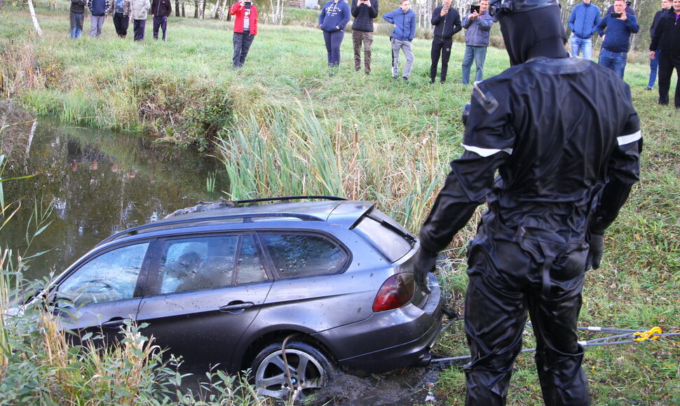 Automobilis vandenyje
