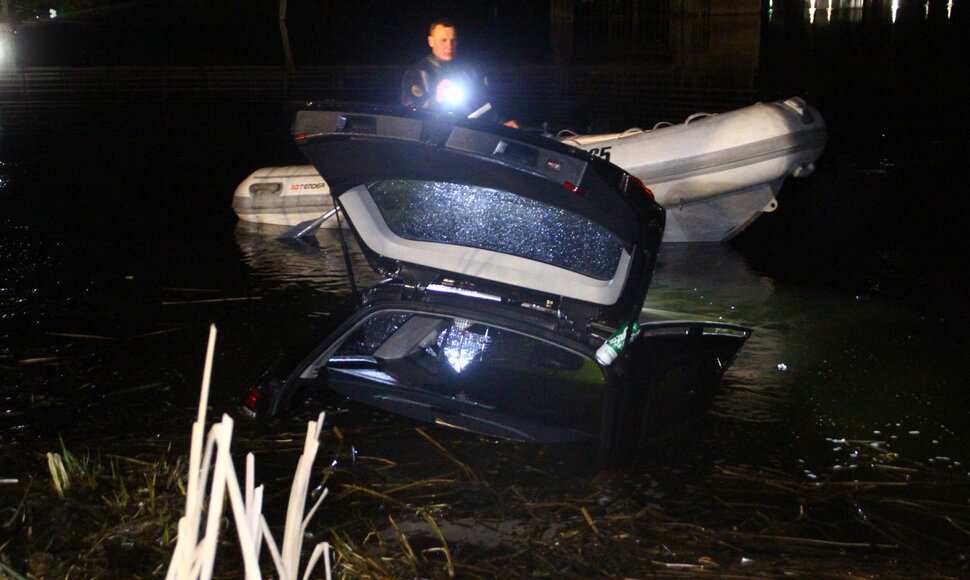 Automobilis vandenyje