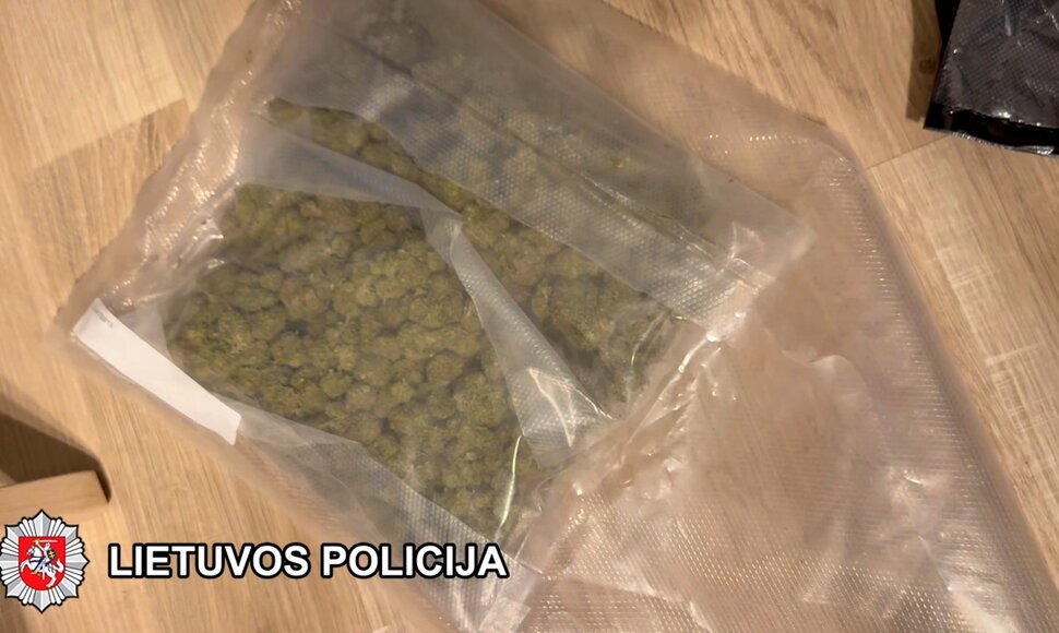 Klaipėdos teisėsaugininkai su įkalčiais sulaikė jaunuolį įtariamą platinusį narkotines medžiagas