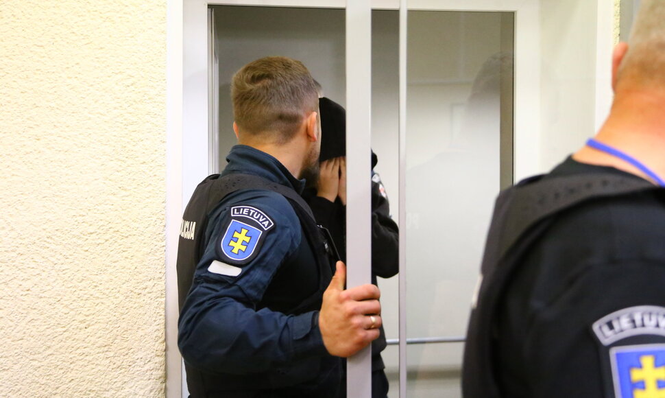 Į teismą atvestas sutuoktinių pražudymu įtariamas jaunuolis