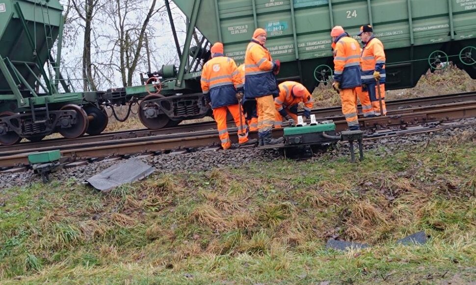 Dotnuvoje nuo bėgių nuvažiavo trys tu&scaron;ti vagonai