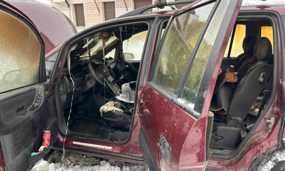 Jonavoje užsidegė automobilis