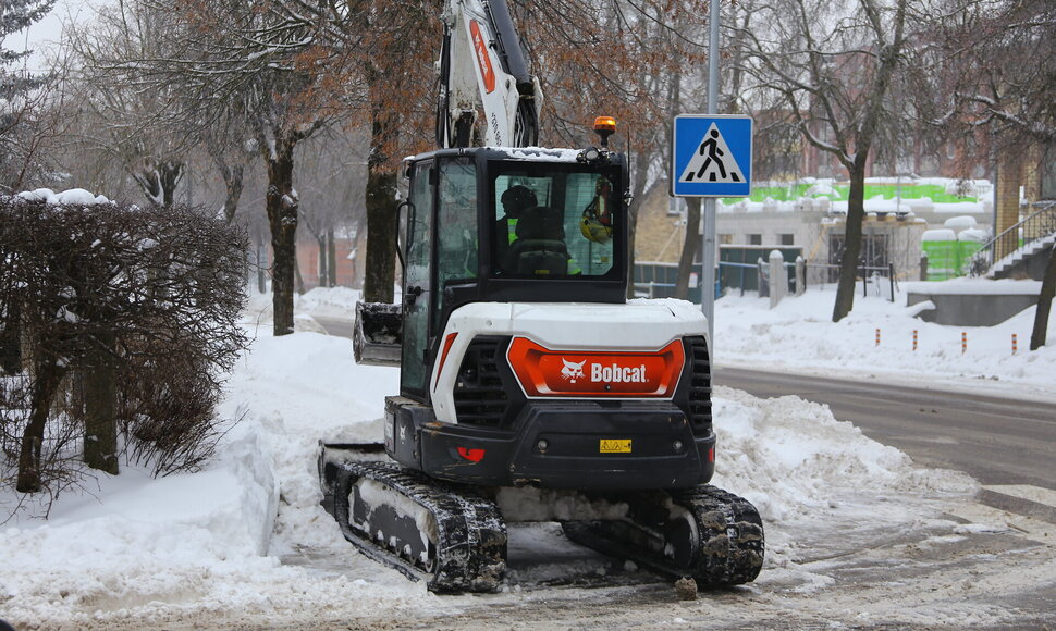 &Scaron;iauliai vaduojasi i&scaron; sniego gniaužtų