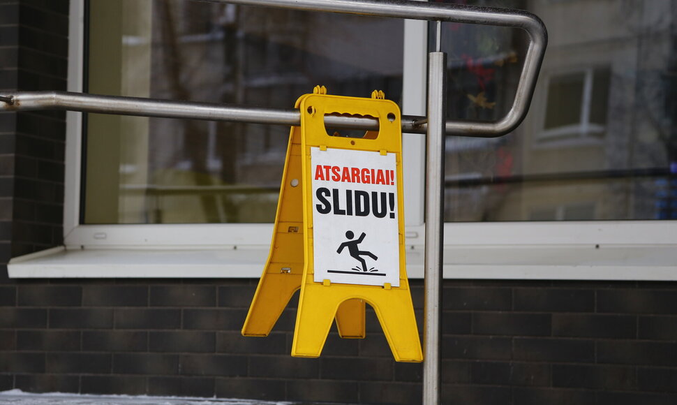 &Scaron;iauliai vaduojasi i&scaron; sniego gniaužtų