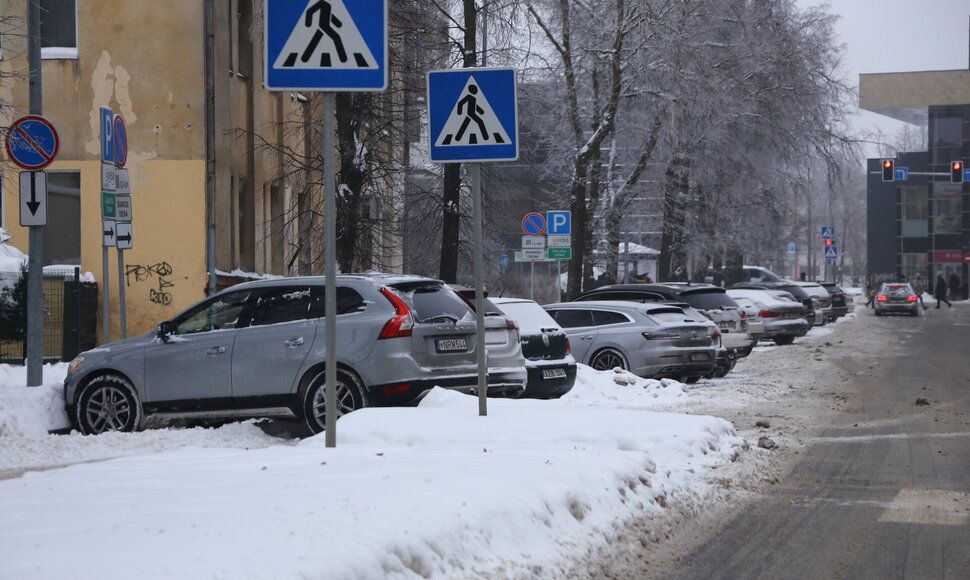 &Scaron;iauliai vaduojasi i&scaron; sniego gniaužtų