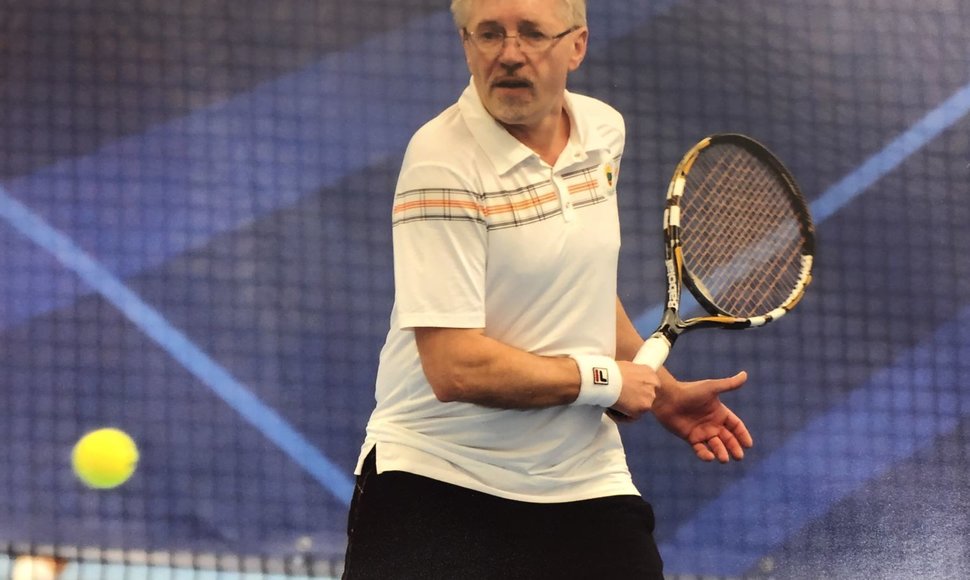 LSDDP lyderis Gediminas Kirkilas, žaidžiantis lauko tenisą.