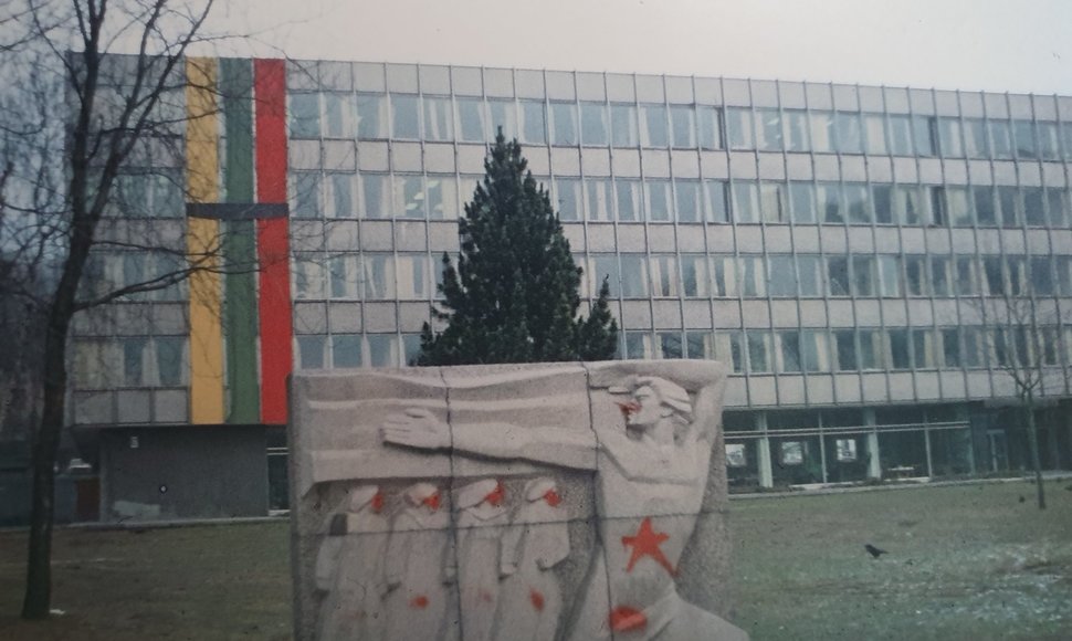 Gedulo juosta perjuosta trispalvė ant tuometinio „Miestprojekto“ pastato. Stela spontaniškai apterliota raudonomis žvaigždėmis, simbolizuojančiomis sovietinę sistemą ir sovietinę kariuomenę