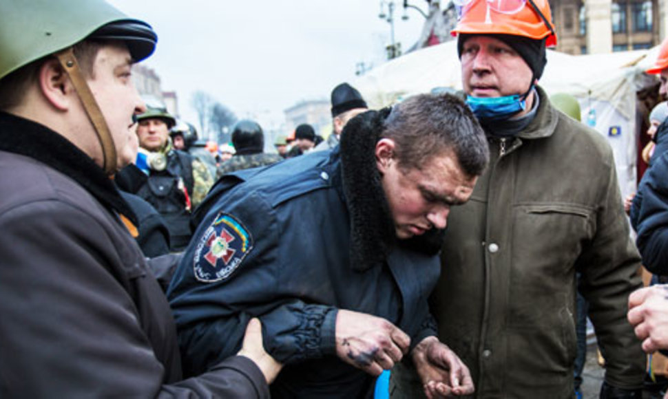 СМИ: Силовики сдаются обороне Майдана