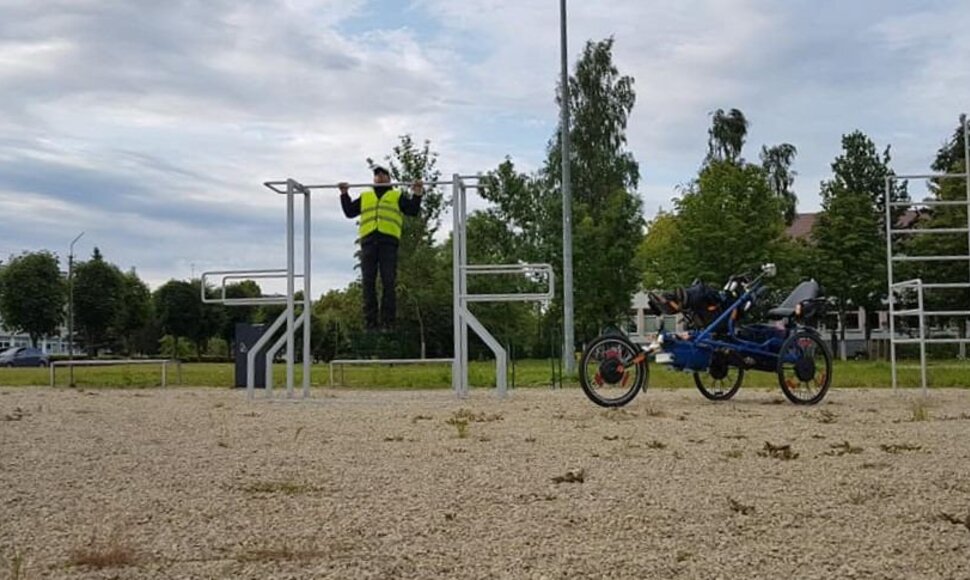 Tėvo ir sūnaus kelionė elektriniu triračiu