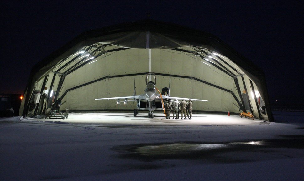 NATO bazėje Šiauliuose nusileido keturi Lenkijos naikintuvai „Mig-29“ ir per 100 karių