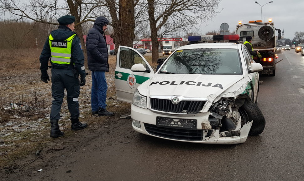 Šiauliuose policijos automobilis pateko į avariją
