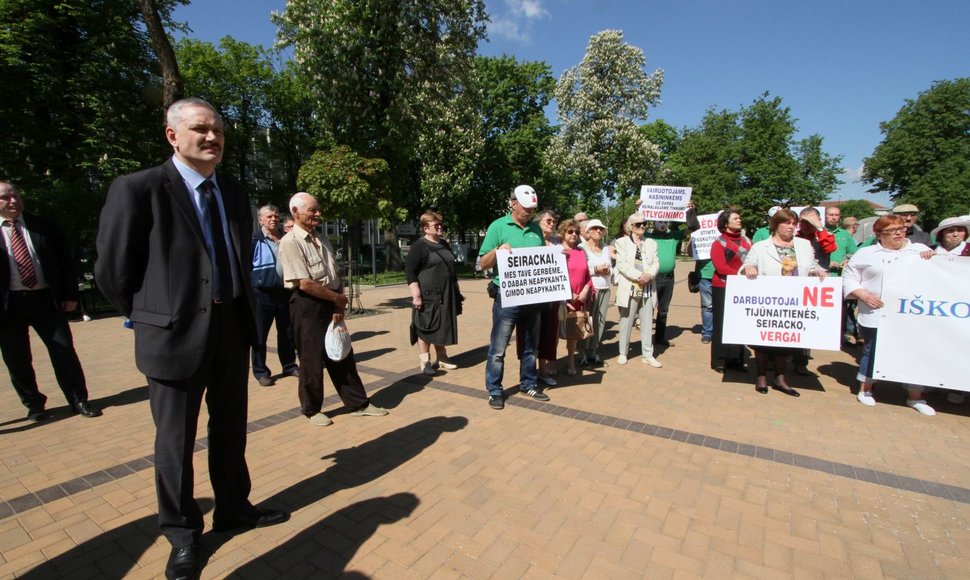 Šiaulių „Busturo“ darbuotojai mitinge reikalavo keisti bendrovės vadovybę