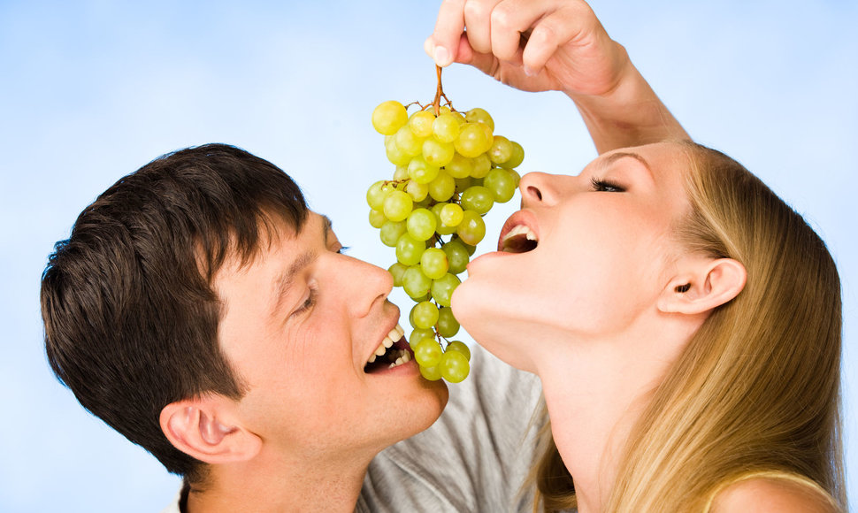 Porelė valgo vynuoges.