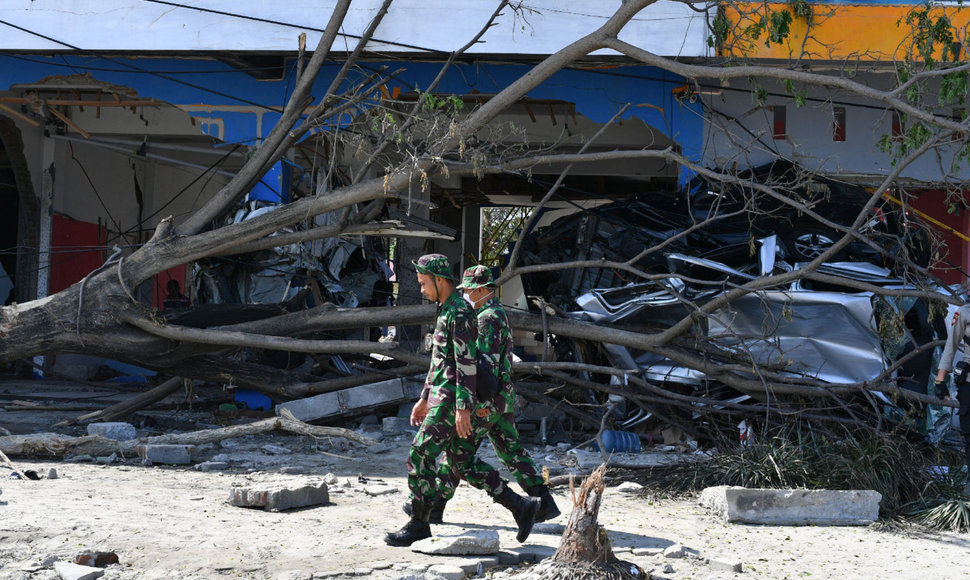 Indonezijos kariai patruliuoja Sulavesio saloje