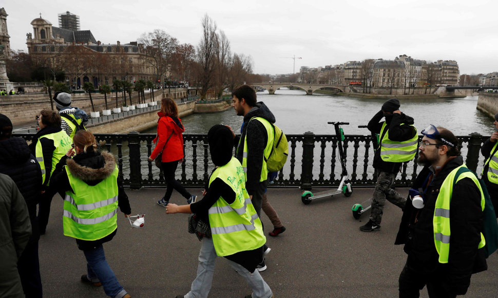 Prancūzijoje nauji „geltonųjų liemenių“ protestai sulaukė nedaug dalyvių