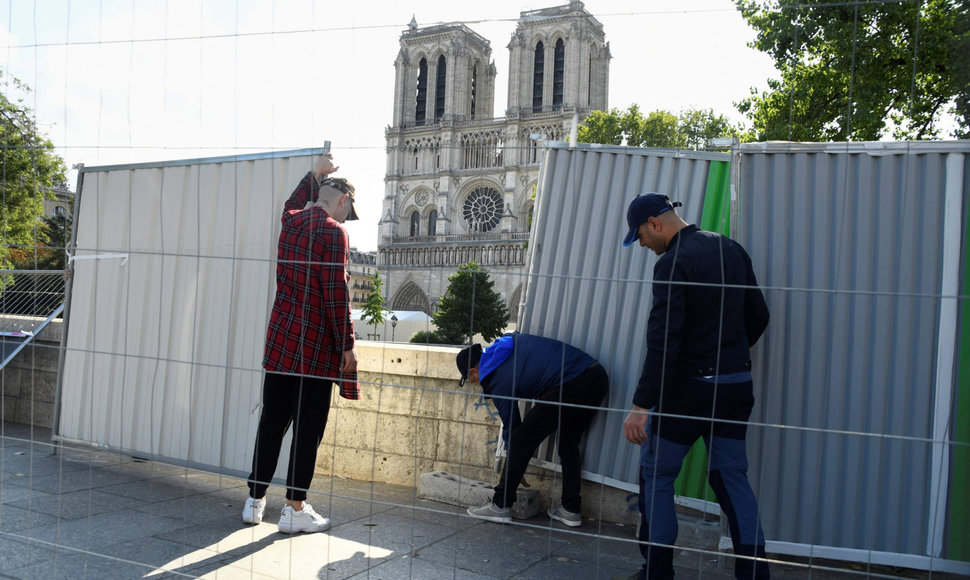 Paryžiuje pradėta nuo švino valyti per katedros gaisrą užteršta teritorija