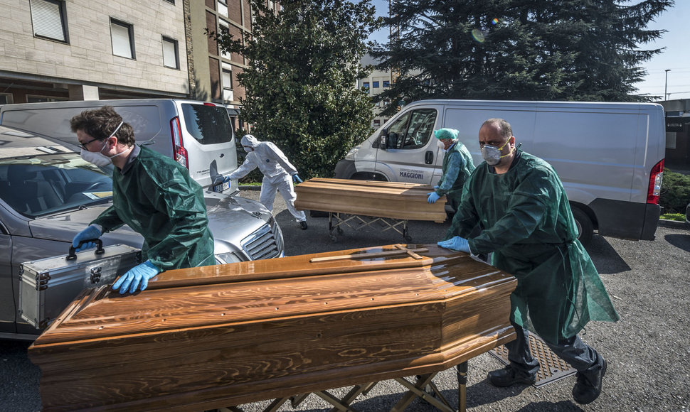 Kariuomenė gabena karstus su mirusiųjų kūnais iš Bergamo