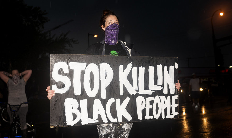 JAV antrą vakarą vyko pikti protestai dėl incidento, kai policininkas nužudė juodaodį