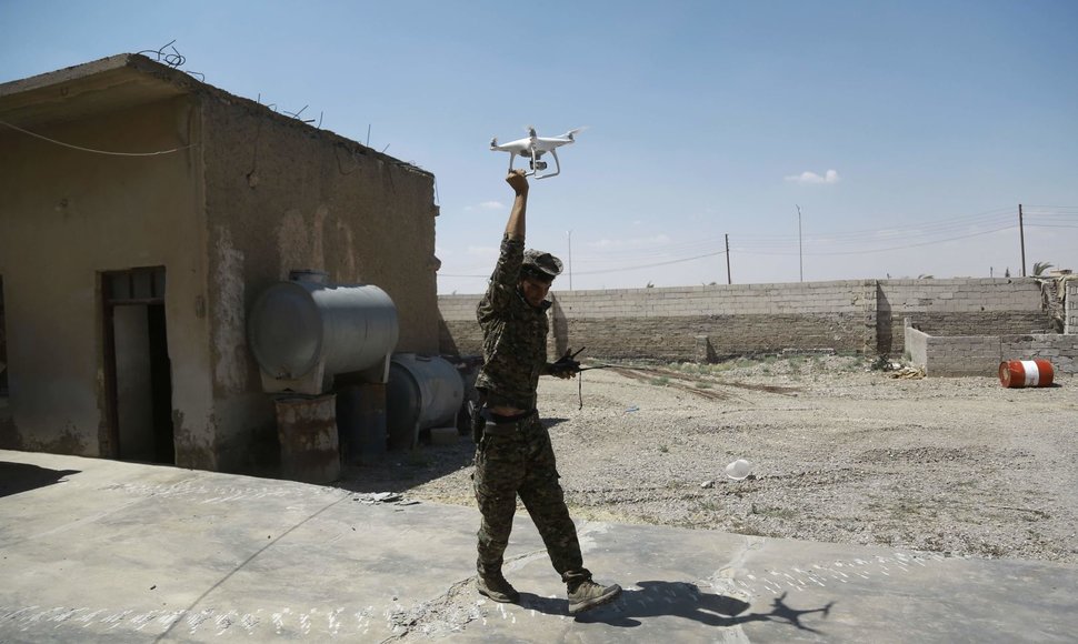 Kurdų pešmergai mokosi valdyti bepilotį orlaivį netoli IS tvirtovės Rakos