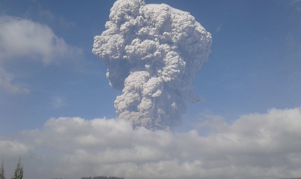 Indonezijos Sinabungo ugnikalnis išspjovė į 5 km aukštį pakilusį pelenų stulpą