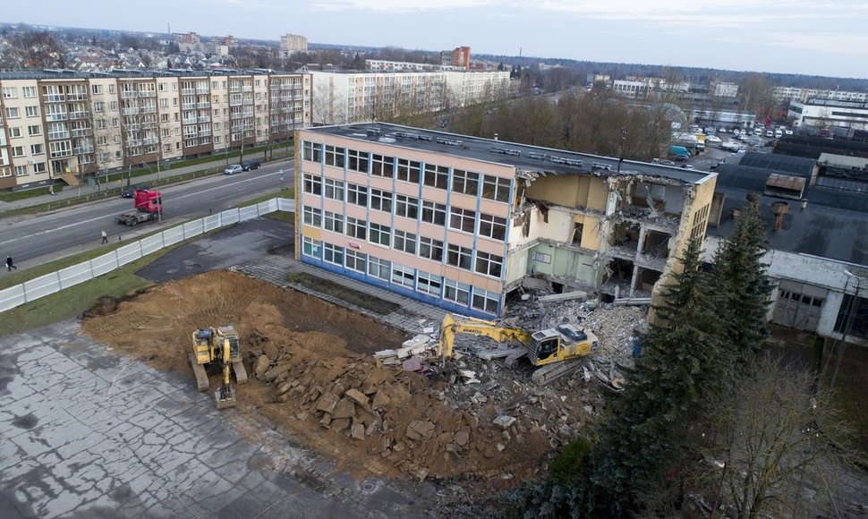 Griaunamas „Panevėžio autobusų parkas“ administracijos pastatas 