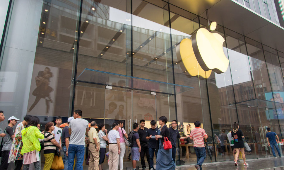 Prie parduotuvių rikiavosi didžiausi „iPhone“ telefonų gerbėjai