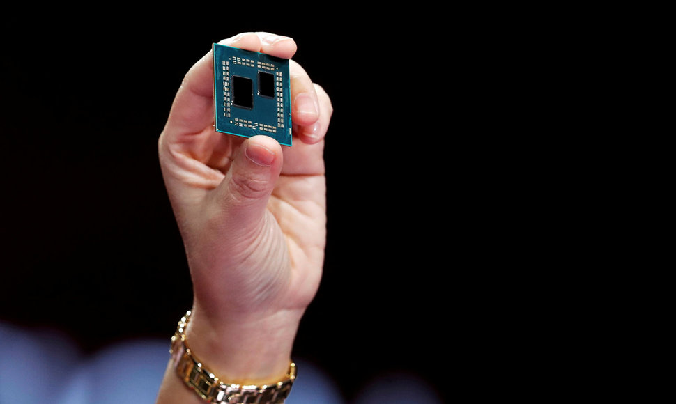 AMD vadovės Lisos Su rankoje – „Zen 3“ architektūros procesorius stacionariems kompiuteriams