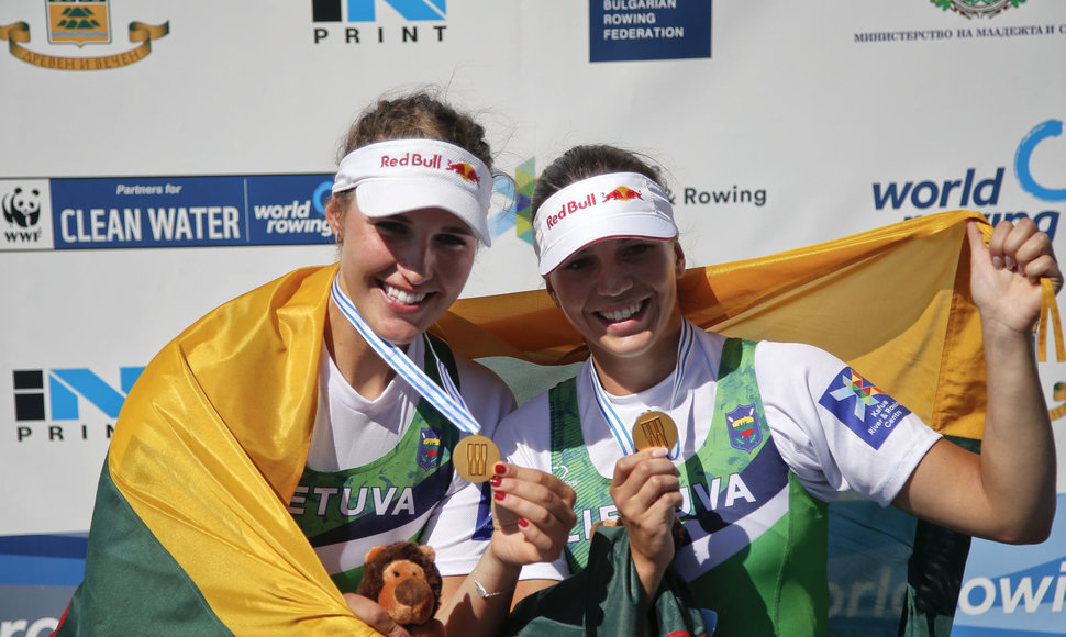 Milda Valčiukaitė ir Ieva Adomavičiūtė (kairėje) triumfavo pasaulio pirmenybėse Bulgarijoje.