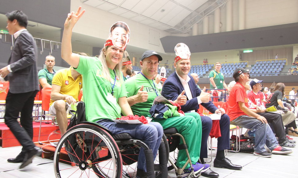 Japonijoje stovyklaujantys neįgalieji Lietuvos sportininkai apsilankė Japonijos krepšinio lygos mače.