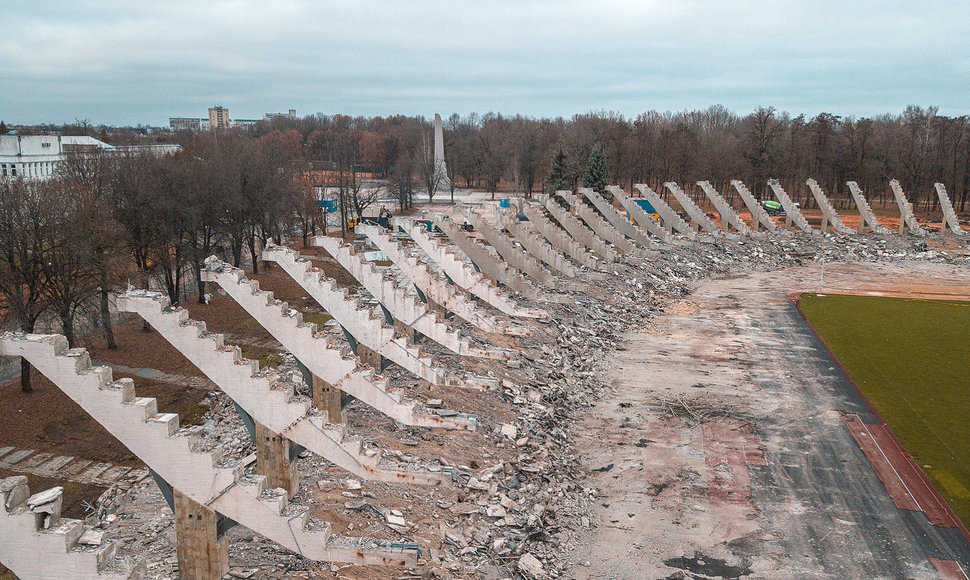 Kauno stadione vyksta demontavimo darbai.