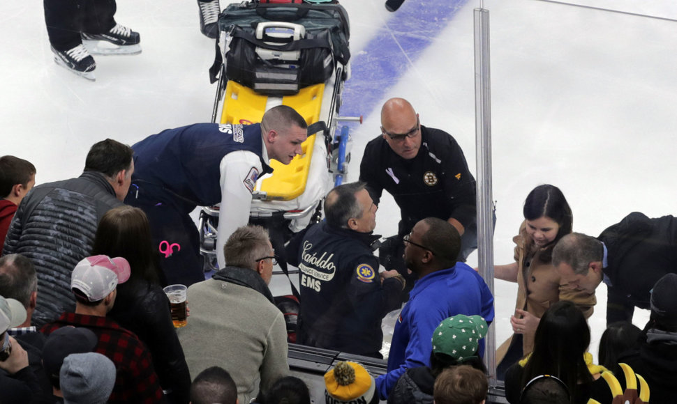 Scottas Sabourinas patyrė traumą, kuri sukrėtė NHL rungtynių Bostone dalyvius.