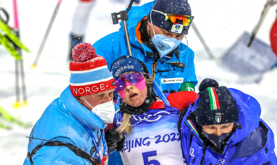 Ingrid Landmark Tandrevold susmuko biatlono varžybų finiše.