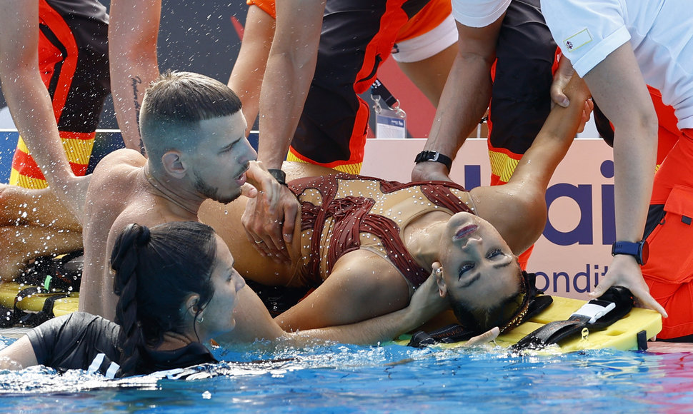 Anita Alvarez prarado sąmonę per sinchroninio plaukimo varžybas Budapešte.