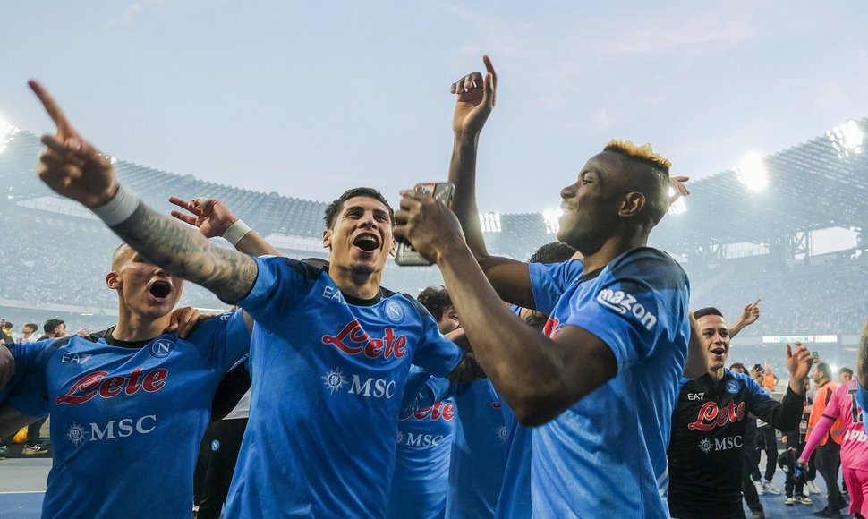 Victoras Osimhenas švenčia su „Napoli“ komanda.