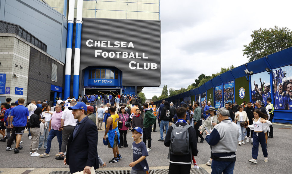 Sirgaliai prie „Chelsea“ stadiono.