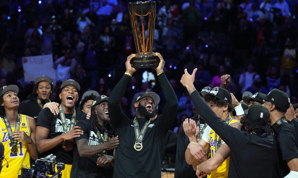 LeBronas Jamesas ir „Los Angeles Lakers“ laimėjo pirmąjį NBA taurės turnyrą.