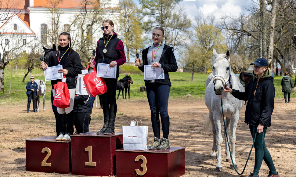 18 km distancijos prizininkų trejetas. Nacionalinės i&scaron;tvermės jojimo varžybos. 