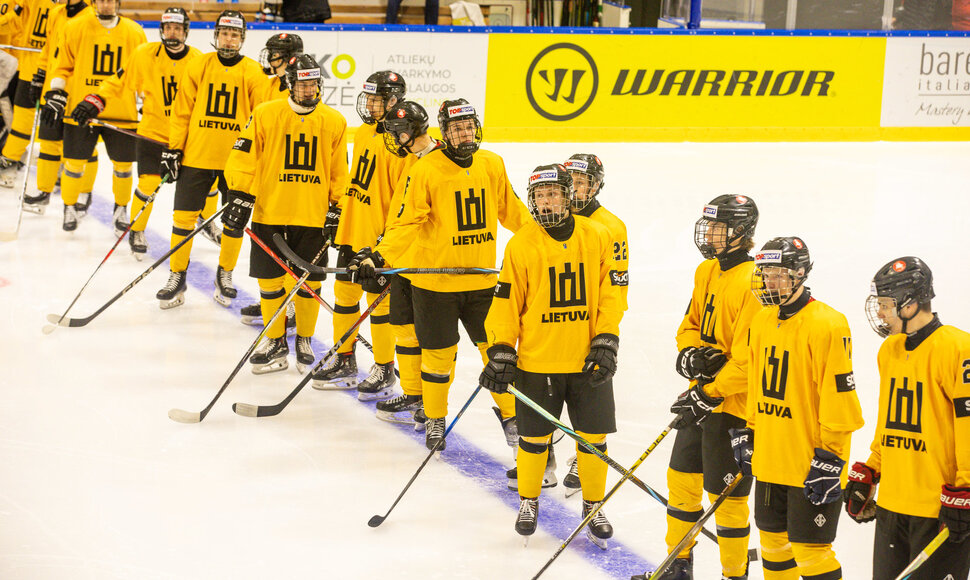 Nuotraukoje &ndash; svečiai prie čempionato fotosienelės prie&scaron; Lietuvos ir Prancūzijos rungtynes. Lietuvos ledo ritulio jaunimo (u18) rinktinė.
